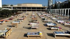 Na náměstí před národním divadlem v Tel Avivu stojí jedna vedle druhé 240 postelí a postýlek