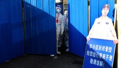 Úřady Pekingu zareagovaly na vůbec první výskyt varianty omikron téměř okamžitě. Nechaly uzavřít celý dům i pracoviště první nakažené