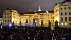 Demonstrace za zachování svobody slova a médií před Pražským hradem. Někteří skandovali „hanba“, „už jsme tady“, „otevřete brány“ nebo „Česko není Rusko“. Pískali, zvonili klíči a zpívali také českou státní hymnu.
