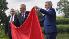 Prezident Miloš Zeman a kancléř Vratislav Mynář pálí červené trenýrky