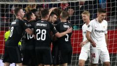 Fotbalisté Slavie slaví gól v Seville