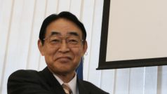 Bývalého japonského velvyslance v ČR Hideakiho Kumazawu (vlevo) zatkla policie v Tokiu pro podezření z vraždy. Na snímku z 23. září 2008 si podává ruku s tehdejším místopředsedou vlády a ministrem životního prostředí Martinem Bursíkem (vpravo)