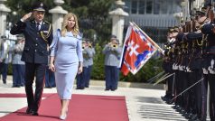 Slovenská prezidentka Zuzana Čaputová při přehlídce čestné stráže před prezidentským palácem