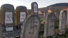 Poničené náhrobky na židovském hřbitově v obci Westhoffen na východě Francie nedaleko Štrasburku.