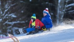 Lidé vyjeli i přes uzavřené lyžařské vleky do hor a sáňkují na sjezdovkách