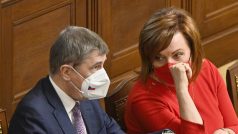 Premiér Andrej Babiš a ministryně financí Alena Schillerová na schůzi Poslanecké sněmovny