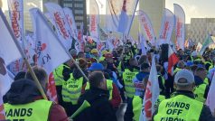 V Lucemburku v pátek protestovala nejméně tisícovka polských odborářů z organizace Solidarita kvůli nedávnému rozhodnutí Soudního dvora EU ohledně uzavření hnědouhelného dolu Turów nedaleko českých hranic