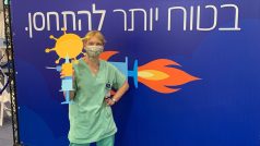 Zdravotní sestra Martina Paletová pomáhá s očkováním v telavivské nemocnici
