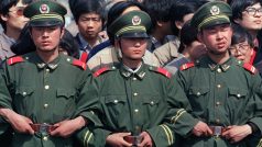 Čínští policisté v Pekingu během prodemokratických protestů v dubnu 1989