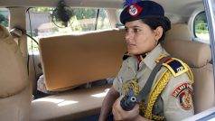 Zastoupení žen v indické policii je dnes velmi nízké, jen asi sedmiprocentní. Na snímku policistka v Novém Dillí, září 2016.