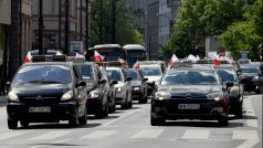 Taxikáři blokují ulici ve Varšavě na prost proti levné konkurenci i aplikaci Uber.