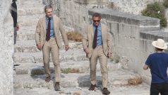 Dvojníci se často využívají i při filmových natáčení, kde nahrazují své hlavní herecké protějšky. Na snímku Daniel Craig se svým dvojníkem při natáčení filmu Není čas zemřít v roce 2019.