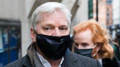 Zakladatel serveru WikiLeaks Julian Assange dorazil k soudu osobně
