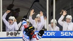 Erik Thorell ze Sparty slaví gól před mladými hokejisty.