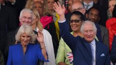 Král Karel III. a královna Camilla mávají lidem při příchodu na slavnostní koncert na hradě Windsor