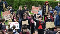 Studenti protestující před Rudolfinem v Praze