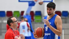 Trenér české basketbalové reprezentace Diego Ocampo s pivotem Davidem Böhmem
