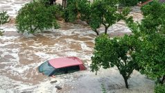 zaplavená ulice a auto střední řecko Milina oblast Pilion přívalové deště