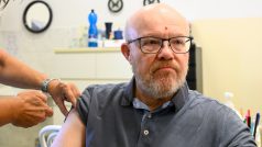 Ministr Válek se nechal očkovat proti covidu a chřipce