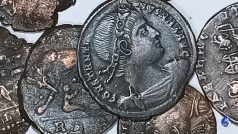 Desítky tisíc bronzových mincí z dob římského impéria vyzvedly italské úřady z mořského dna na severu Sardinie