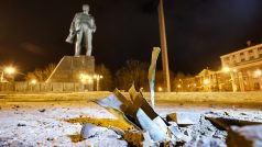 Na Leninově náměstí v Doněcku je vidět úlomek granátu