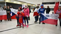 Na české hokejové reprezentanty do 20 let krátce před půlnocí čekali na pražském letišti fanoušci