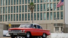 Auto projíždí kolem velvyslanectví USA v Havaně, 18. března 2024