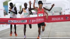 Organizátoři půlmaratonu v Pekingu budou muset přehodnotit výsledky závodu, protože chování prvních čtyřech běžců v cílové rovince vykazují známky kontroverzního jednání