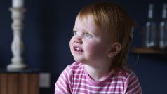 Opal Sandyová se narodila neslyšící kvůli auditorní neuropatii, což je onemocnění, které narušuje nervové impulzy putující z vnitřního ucha do mozku a může být způsobeno vadným genem