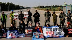 Rodinní příslušníci unesených Izraelců demonstrují poblíž hraničního přechodu Kerem Šalom, přes který vjíždějí kamiony s humanitární pomocí