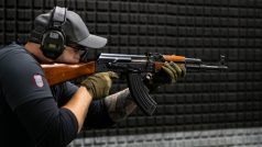 Balistická zkouška bezpečnosti neprůstřelné vesty. Ruská automatická útočná puška AK-47