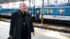 Arcibiskup Jan Bosco Graubner odjíždí vlakem z Prahy do Olomouce