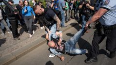 Policisté zadrželi prvního člověka, který však ohrožoval právě protestující aktivisty