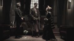 Jan Hájek (uprostřed) jako Sherlock Holmes v představení Podivuhodný případ pana Holmese