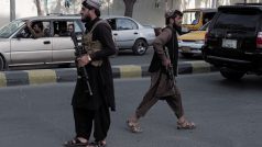 Bojovníci Tálibánu hlídkují na jedné z hlavních tříd v Kábulu