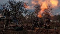 Ukrajinští vojáci střílejí z minometu na frontovou linii, zatímco ruský útok na Ukrajinu pokračuje, poblíž Bachmutu v Doněcké oblasti, 6. listopadu 2022