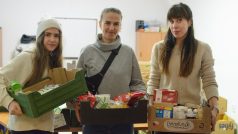 Ukrajinky s potravinovou pomocí