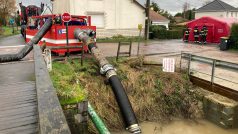 Čeští hasiči zasahují proti povodním ve Francii