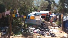 Začátek neoficiálního tábora na Samosu. Lidé žijí mezi odpadky, v hrozných podmínkách. Bez klimatizace čelí horku, bez vytápění zimě, dešti a větru.