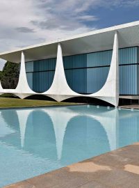 Levitující oblouky prezidentského paláce od Oscara Niemeyera jsou symbolem hlavního města Brasílie