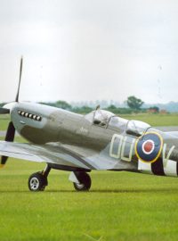 Tento původně jednomístný Spitfire při spojenecké invazi do Normandie dosáhl prvního sestřelu nepřátelského letounu během Dne D. Zahrál si také ve filmu Bitva o Británii.