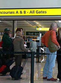 Cestující čekají na odbavení na letišti v Baltimore