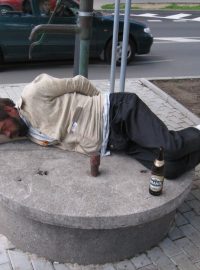 Opilec na ulici v Berouně