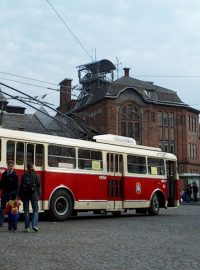 Historický trolejbus před dolem Michal