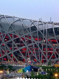 Stadion Ptačí hnízdo s olympijskou pochodní