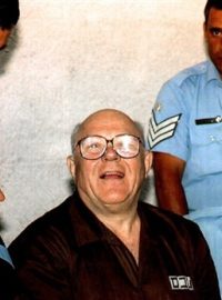 John Demjanjuk (uprostřed) během procesu v Izraeli.