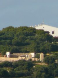 Velké sloupy u vjezdů na pozemky jsou pro Menorku typické. U vily Son Clariana jsou mohutnější a hned dvakrát