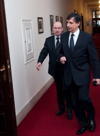 Premiér Jan Fischer (uprostřed) přichází na jednání vlády ČR