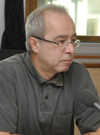 Oldřich Kužílek (v nadcházejících volbách kandiduje za stranu Starostové a nezávislí) pracuje jako poradce pro Otevřenou společnost.