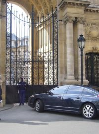 Brána Elysejského paláce. Paříž.